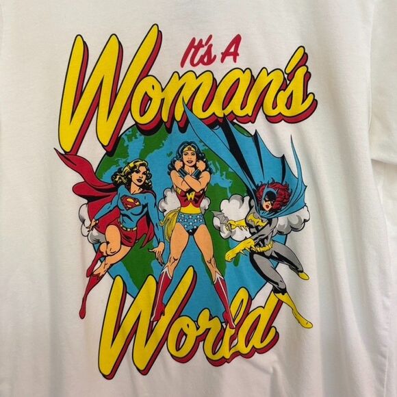 Justice League It’s A Woman’s World Women's T-Shirt Size LARGE Graphic White - Picture 2 of 4
